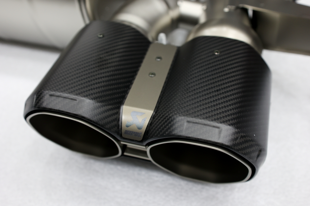 BMW G87/M2 ＆ AKRAPOVIC Slip-On Line (Titanium)＋Evolution Link Pipe set (Titanium) +Rear Carbon Fibre Diffuser – High Gloss！！