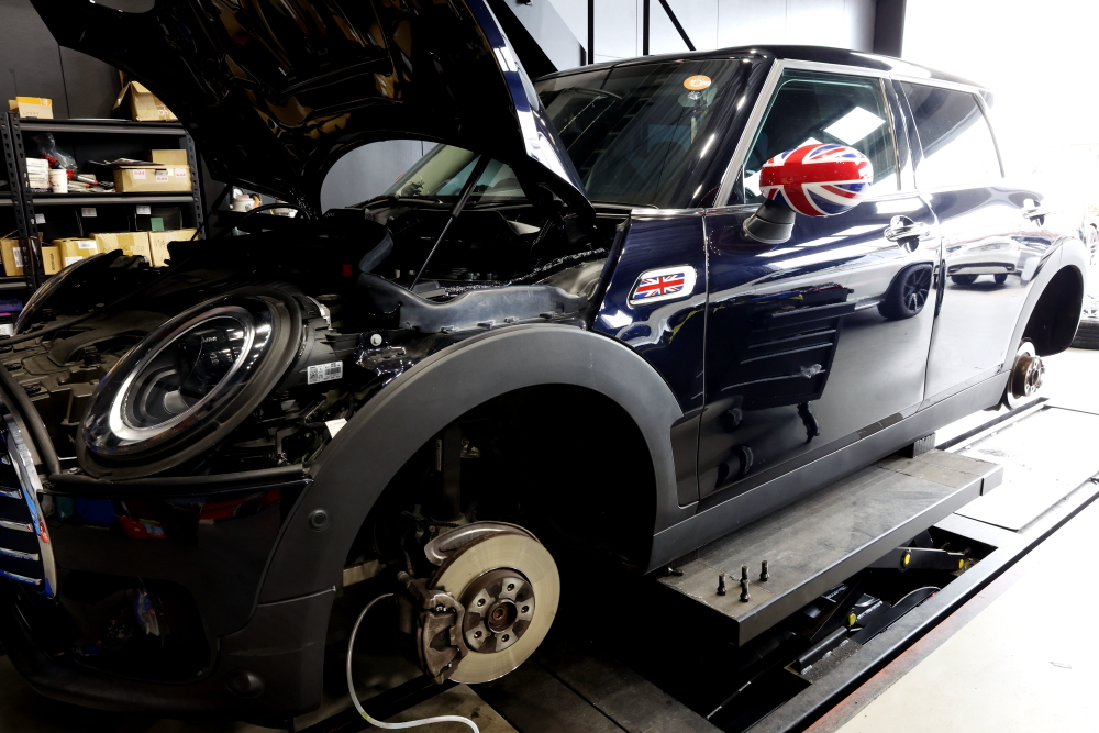 BMW MINI F54クラブマン Cooper S ＆ 低ダストパッド交換＋フルード交換！！