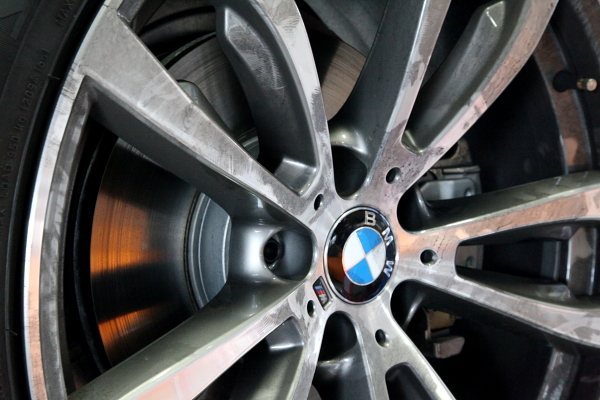 BMW F15/X5 & DIXCEL低ダストパッド交換！！ | MACARS (メイカーズ 